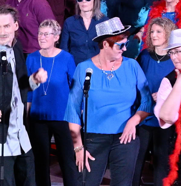 Solo-S&auml;ngerinn mit silbernem Hut